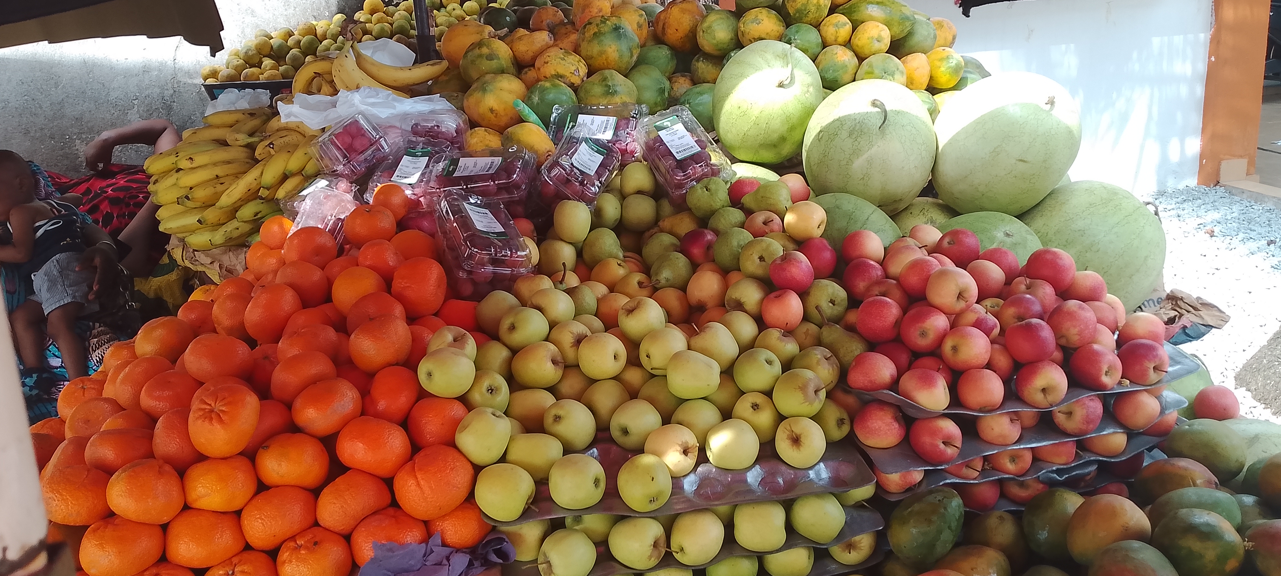 AU MARCHÃ© FRUITS DE TATA KOROTOUMOU